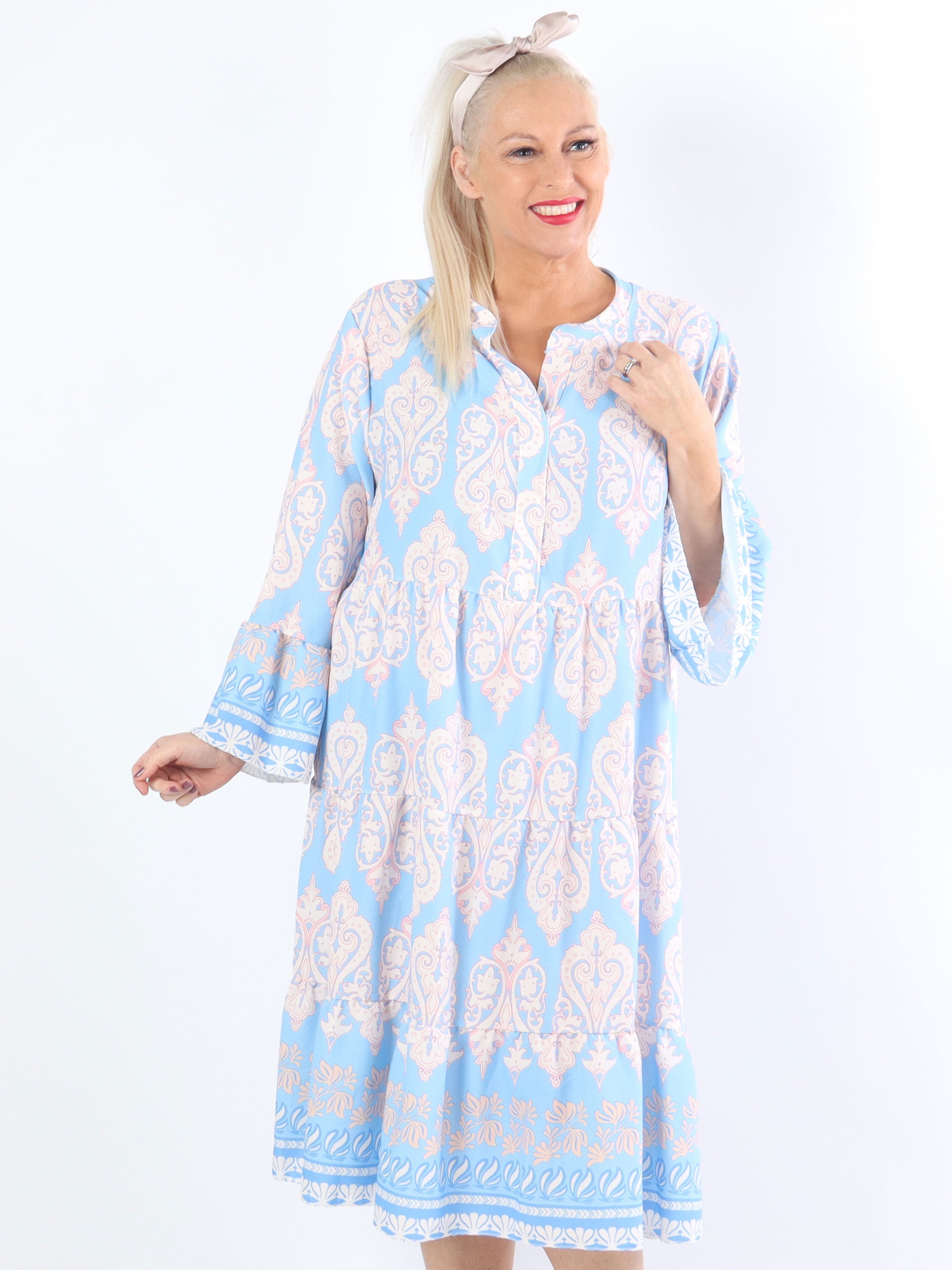 Vigdis - Söt mönstrad plus size-klänning i lager på lager-look